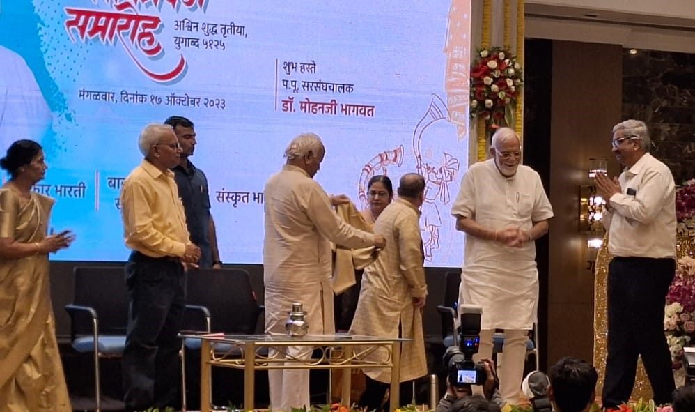 Jayant Joshi being felicitated on stage in the presence of Dr Mohanji Bhagwat (Sarsanghchalak, RSS), 17 October 2023