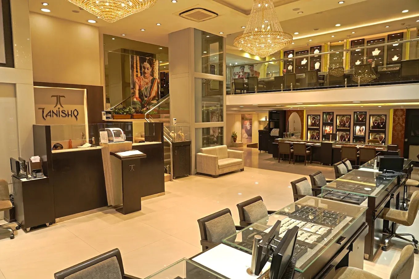 Tanishq showroom, Laxminagar, Nagpur: display floor with chandelier and cove lighting